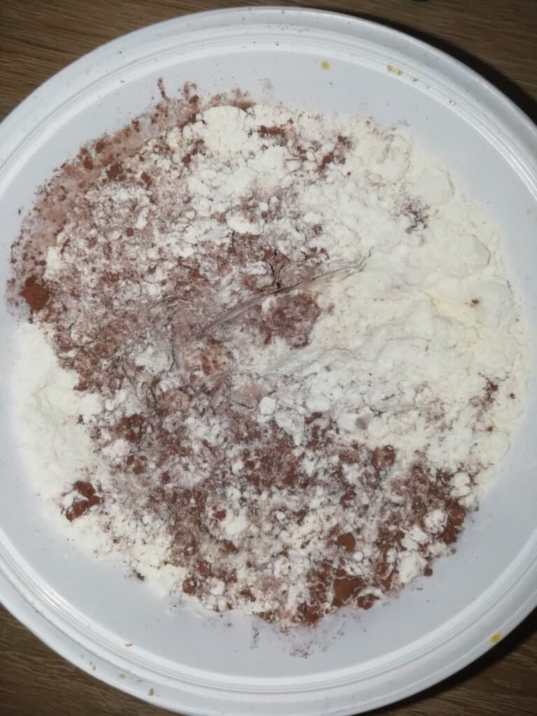 Ruladă cu cacao și fulgi de ciocolată - foto 2